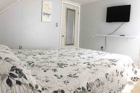 Parma Heights House | Private 2nd Floor Queen Room near Cleveland
