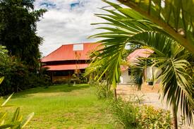 Montanita Bed & Breakfast | Matrimonial con terraza vista al jardín y baño