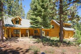 North Upper Truckee Cabin | Kiowa Log Cabin- paw friendly, full kitchen, close to golf