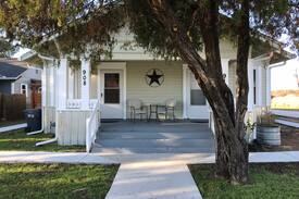 Waco House | Cameron Cottages Downtown Cozy Farmhouse