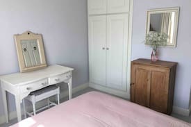 Guiseley House | Double room with parking. 3 miles from airport.