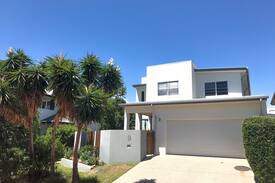 Moffat Beach House | ❤️Walk to Moffat/Shelly Beach❤️Kid-friendly+Pool