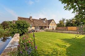 Eastleach House | Supreme Riverside Home by Cotswolds Wildlife Park