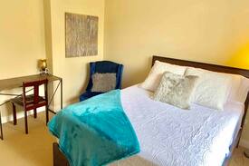 Chinatown Apartment | Amazing home near downtown Chicago! Free parking
