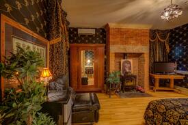 East Dubuque Villa | Captain Merry Mansion—4:20 Friendly