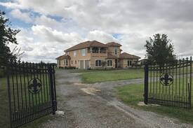 Elgin Villa | Country Charm City Convenience Green Garden Room