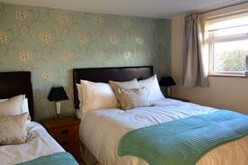 March Bed & Breakfast | Triple room-Premium-Ensuite-(King + 1 Sgl & Sun Room)