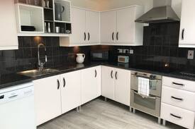 Beer Cabin | Couples retreat. Dogs welcome. 2 mins to the sea
