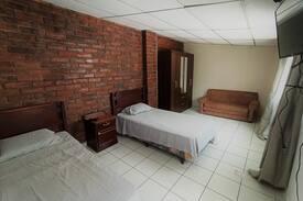 San Salvador House | Amplios Espacios en la zona mas comercial del país