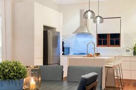 Red Hill House | Luxury Tree House: Stadium accomodation, Sleeps 10