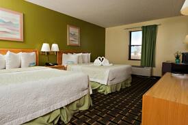 Park City Hotel | Days Inn by Wyndham Wichita North-2 Queen Bed NS