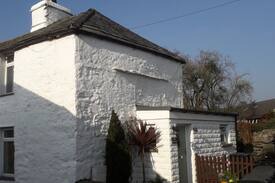 Natland Cabin | Lakes & Kendal -Toby Cottage-Quaint & Pet Friendly