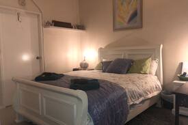 Walkervale House | 1. Close to town. B'fast. QS bed.No cleaning fee!