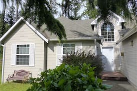 Clinton House | Private Entrance Apartment, DOG & Kid Friendly