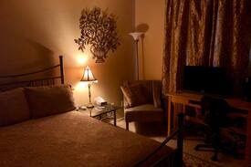 Jurupa Valley House | Cheerful, clean & inviting room in gated community