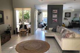 Moffat Beach House | ❤️Walk to Moffat/Shelly Beach❤️Kid-friendly+Pool