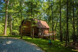Berkeley Springs Cabin | Cozy Cabin Creek Retreat W/ Hot Tub & WIFI