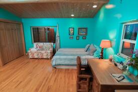 Leigh Creek Estates House | Spacious Aqua Room w/ a View