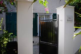 Saint Philippe Apartment | Villa Mascotte, a garden near the center