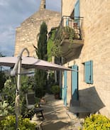 Barjac Apartment | Barjac, Petite maison avec le chat dans la fenêtre