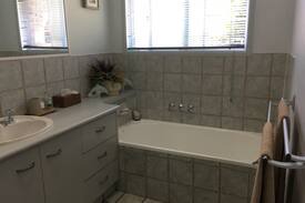 Maroochydore House | Central and Quiet with Private Master Bathroom
