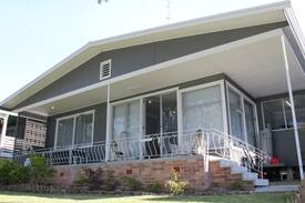 New South Wales Cabin | Holiday House with Lake Macquarie view