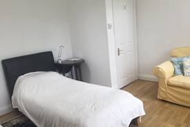 Loughton House | Single-twin or 3 room shared bthrm in High Beach