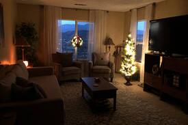 Jurupa Valley House | Cheerful, clean & inviting room in gated community