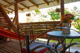 Montanita Bed & Breakfast | Matrimonial con terraza vista al jardín y baño