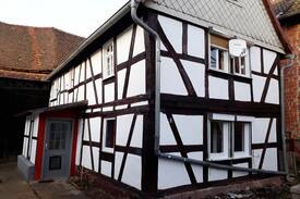 Dauernheim House | Gemütlich wohnen im Fachwerkhaus mit Freizeitraum.