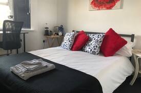 Petham House | 5*RATED DOUBLE ROOM NEAR CITY WIFI/SKYTV/KITCHEN.