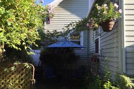 Richmond House | Secret Garden Guesthouse: quiet stay near Division