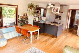 Eastern Docklands Boat Rental | Houseboat with two master-bedrooms & two bathrooms