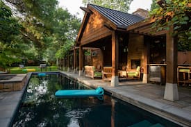 Clintonville House | Glenmont inn/bedroom5-OutdoorOasis