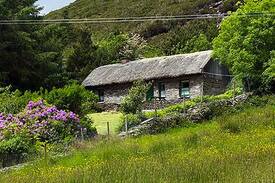 Caragh Cabin | Beautiful Lake Side Thatched Cottage, 400 yrs old.