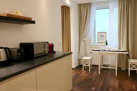 Innere Stadt Apartment | ParkRing Room 2 by Nikolax