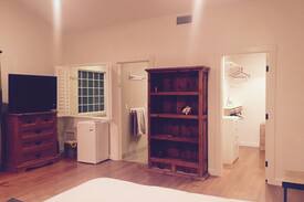 Carpinteria House | Large Room w/ensuite Bath walk to Town & Beach