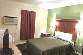 Benton Hotel | Benton inn 1 Queen bed