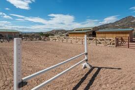 Abiquiu House | Bed & Barn | Guest House and Horse Facilities