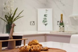 Red Hill House | Luxury Tree House: Stadium accomodation, Sleeps 10