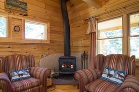 North Upper Truckee Cabin | Kiowa Log Cabin- paw friendly, full kitchen, close to golf