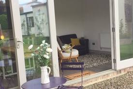 Whixley House | Spacious Garden Studio Flat@The Old School