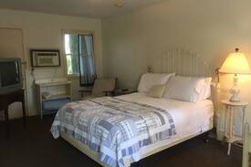Eureka Springs Historic District Hotel | Historic Lodge Rooms at Wanderoo Lodge