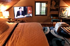 Roselawn Finance House | Pleasant Ridge, BRAND NEW, Stylish Cozy Suite