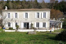 Bayon-sur-Gironde Villa | Amazing villa with swimming-pool