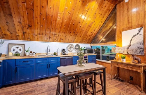 Oakhurst Ski Chalet | Bass Lake Chalet by Mono Rock w/Hot Tub/Fire pit