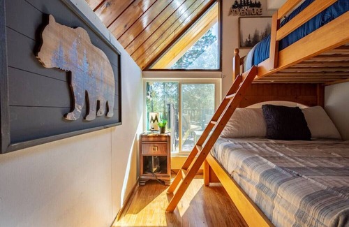 Oakhurst Ski Chalet | Bass Lake Chalet by Mono Rock w/Hot Tub/Fire pit
