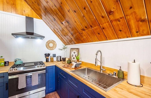 Oakhurst Ski Chalet | Bass Lake Chalet by Mono Rock w/Hot Tub/Fire pit