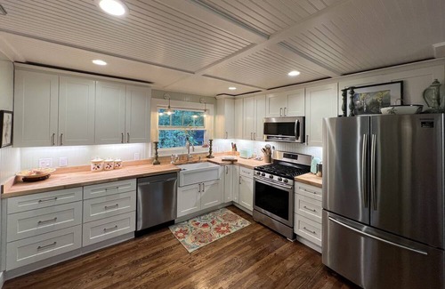 Highlands Cottage | Misty Mountain Cottage. Scaly Mtn enchanting 3 bedroom/2 bath, sleeps 6+fire pit