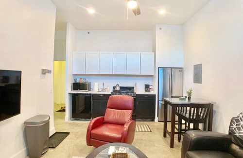 Downtown Anchorage House | Skyline 104: Modern 1-Bedroom Suite